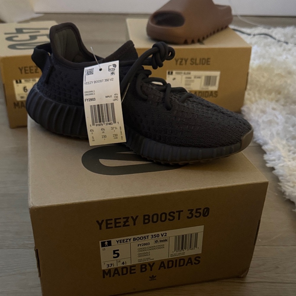 Yeezy Boost 350 V2 Sneakers - Black